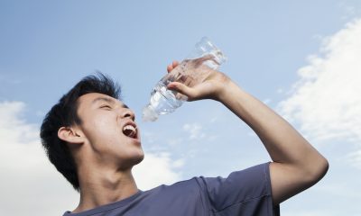 Sportsmand drikker vand
