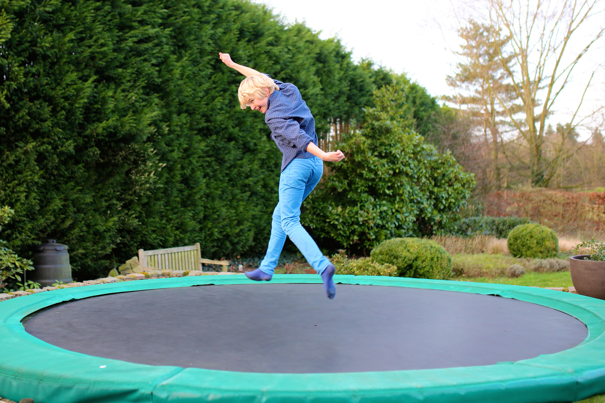 Dreng på trampolin